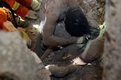 Bố mẹ hi sinh thân mình bảo vệ con gái 3 tuổi trong vụ sập nhà