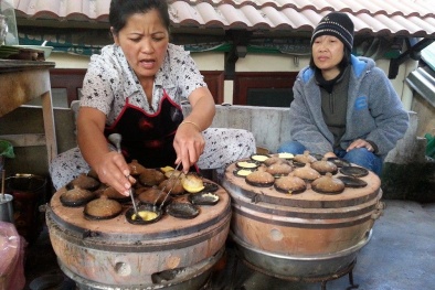 Lên Đà Lạt thưởng thức bánh căn nóng hổi