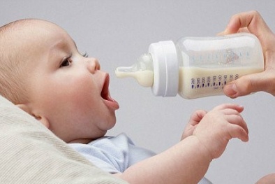 Tranh cãi thông tin 'sữa thay thế sữa mẹ = sữa bò + hoá chất'