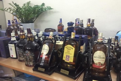 Vợ chồng chủ 'xưởng' sản xuất rượu Chivas giả bị đề nghị truy tố