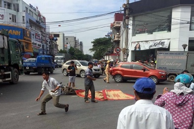 Tai nạn giao thông ngày 13/10: Đi mời cưới con, cha mẹ chết thảm dưới gầm container