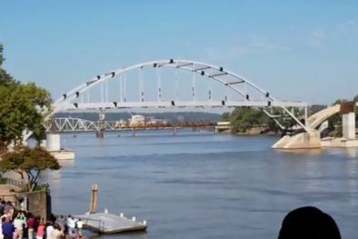 Bị thuốc nổ công phá, cây cầu gần trăm tuổi vẫn không hề dịch chuyển