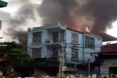 Cháy lớn tại xưởng gỗ ở Thạch Thất thiệt hại hàng trăm triệu đồng