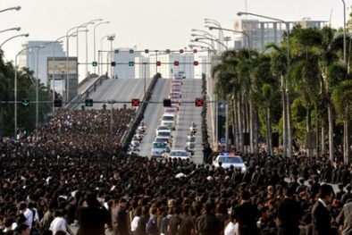 Hàng vạn người dân Thái Lan đón linh cữu Quốc vương về cung điện