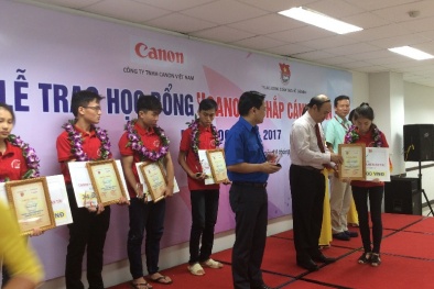 Trao học bổng Chắp cánh nhân tài cho các học sinh nghèo vượt khó