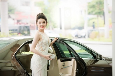Á hậu Huyền My được mẹ đưa đón tới sự kiện bằng xế hộp tiền tỷ