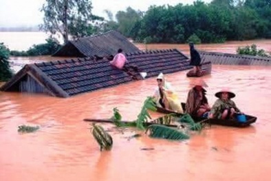 Mưa lũ ở miền Trung, 20 người thương vong, dân dỡ ngói chui lên nóc nhà