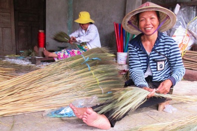 Nghề quấn chổi 'quét' đói nghèo kiếm tiền tỷ cho thôn Chiêm Sơn