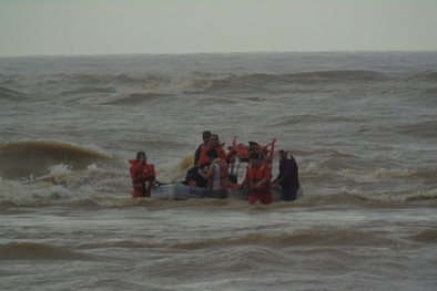 Quảng Bình: Giải cứu thành công 4 thủy thủ, 5 người khác còn mất tích