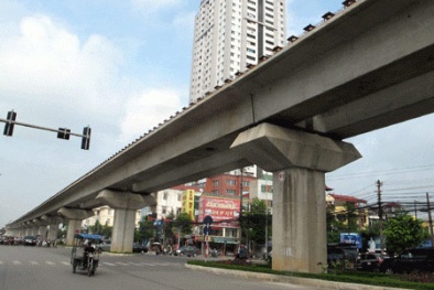 Công nhân rơi từ công trình đường sắt trên cao xuống đất