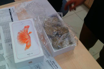 ‘Giật mình’ khui hộp iPhone 6S chứa toàn sỏi đá ở Yên Bái