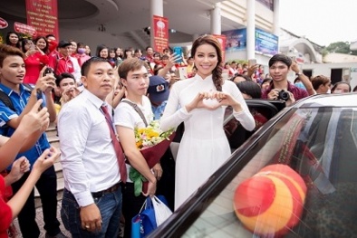 Phạm Hương duyên dáng trong tà áo dài đi tham dự sự kiện