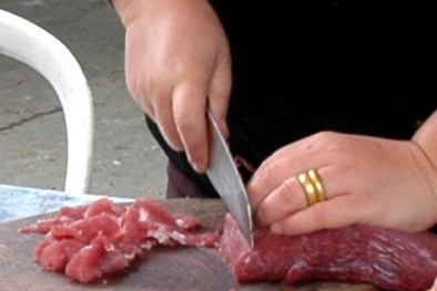 Làm thế nào để khi dùng thớt gỗ không lo bị ung thư gan?