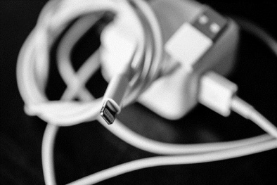 Apple tố cáo 90% cáp sạc iPhone bán trên Amazon là hàng giả