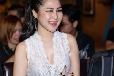 Hương Tràm gây 'sốc' với váy ren mỏng manh khi đi sự kiện