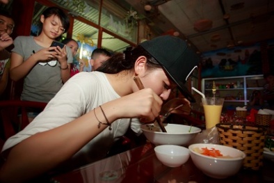 Á hậu Huyền My ăn vội mỳ tôm trong chuyến hành trình đi từ thiện tại miền Trung