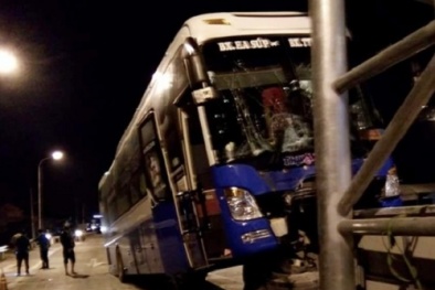 Tai nạn giao thông nghiêm trọng ngày 22/10: Rùng mình cảnh xe bán tải nát bươm sau tai nạn