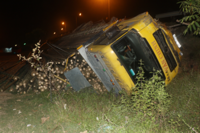 Thanh Hóa: Tài xế mắc kẹt trong xe sau cú tông vào xe tải