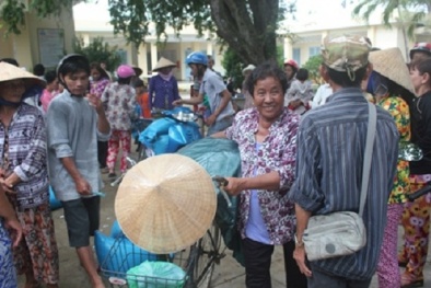 Người trúng xổ số 92 tỷ phát quà từ thiện cho hàng ngàn người