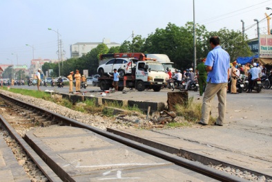 Hiện trường vụ tai nạn tàu hỏa: ô tô tan nát 5 người chết thảm ở Hà Nội