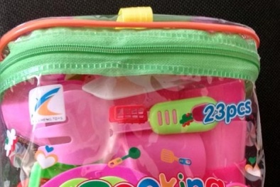 Bé gái có nguy cơ vô sinh từ bộ đồ chơi nấu ăn của Trung Quốc