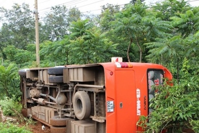 Tai nạn giao thông ngày 24/10: Lật xe khách, 15 người nhập viện