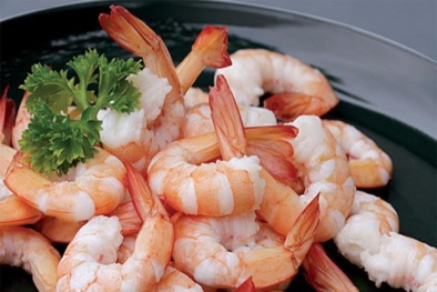 Khi trẻ ho, có cần kiêng ăn thịt gà và tôm?