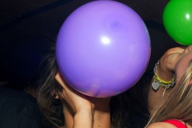 Tin cảnh báo nổi bật ngày 26/10: Thực hư hot girl Hà Nội nhập viện vì hút bóng cười