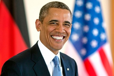 Tổng thống Obama làm mặt xấu trước gương, nhí nhảnh dùng gậy selfie