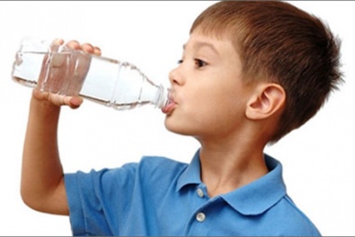 Trẻ nhập viện vì uống nhầm nước rửa móng tay, lời cảnh tỉnh cho các mẹ