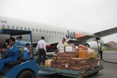 Hàng không đã vận chuyển miễn phí 35 tấn hàng cứu trợ tới miền Trung
