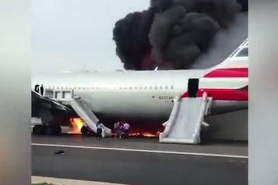 Hàng trăm hành khách hoảng loạn lao khỏi máy bay bốc cháy ngùn ngụt