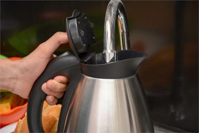 Ấm siêu tốc: 'Quả bom nổ chậm' với trẻ nhỏ nếu cha mẹ lơ là