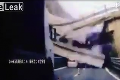 Cầu vượt đổ sập kinh hoàng, nghiền nát hàng loạt ôtô