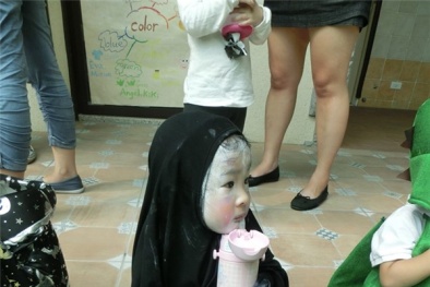 Lễ hội Halloween: Đây là em bé hóa trang Vô Diện đáng yêu nhất