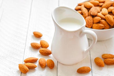 Xương chậm phát triển, mắt lồi do mẹ lạm dụng sữa hạnh nhân cho trẻ