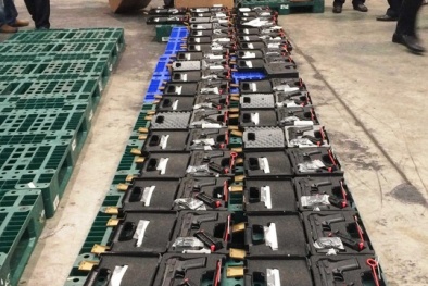 Tịch thu gần 100 khẩu súng quân dụng được Hải quan sân bay Tân Sơn Nhất phát hiện