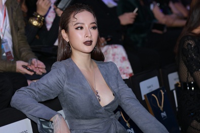 Angela Phương Trinh 'hở bạo' khi tham gia sự kiện