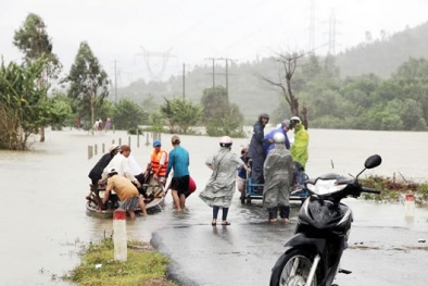 Mưa lũ miền Trung: 4 người chết, 15 người mất tích