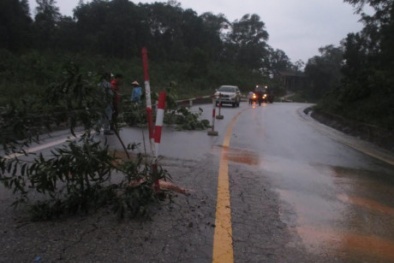 Hà Tĩnh: Đường quốc lộ phình nứt, phun trào bùn