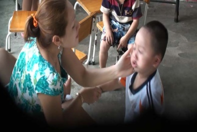 Phẫn nộ clip cô giáo mầm non liên tiếp đổ sữa vào miệng, đá trẻ khi ngủ trưa