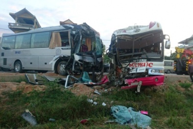Quảng Ninh: 2 xe khách đâm nhau, người nước ngoài bị thương
