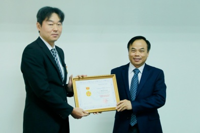 Trao Kỷ niệm chương vì sự nghiệp Khoa học và Công nghệ cho Tiến sĩ Hideyuki Tanaka