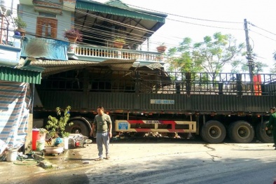 Xe tải mất lái lao vào nhà dân khiến 2 mẹ con chết thảm tại chỗ