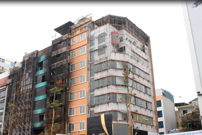 Hàng loạt quán karaoke phải tháo dỡ biển quảng cáo sai quy định