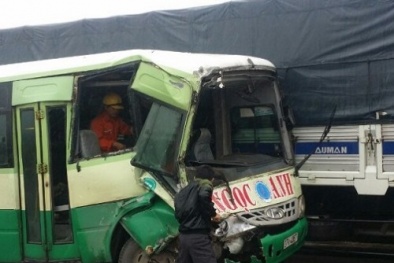 Tai nạn giao thông ngày 9/11: Lật xe khách, 16 người thương vong