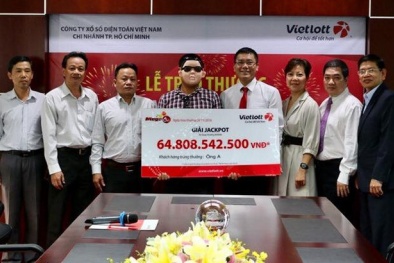 Vụ trúng xổ sổ 65 tỷ: Người trúng giải đeo mặt nạ nhận thưởng