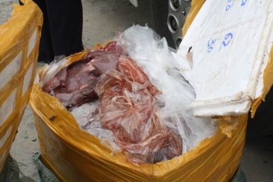 Dùng xe khách giường nằm 'ôm' nội tạng động vật hôi thối đi tiêu thụ