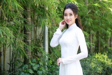 Hoa hậu Mỹ Linh đẹp tinh khôi với áo dài trắng 