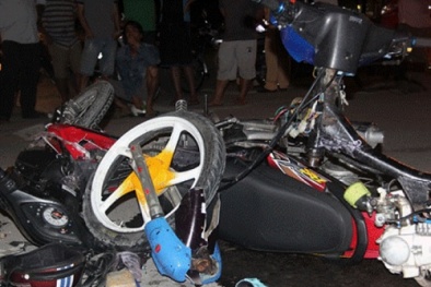 Tai nạn giao thông mới nhất ngày 15/11: 2 xe máy tông nhau gãy đôi, 4 người nguy kịch